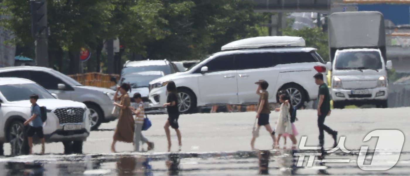 폭염이 지속되면서 도로에 아지랑이가 피어오르고 있다. 2024.8.9/뉴스1 ⓒ News1 김영운 기자