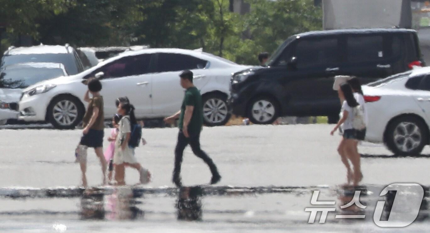 폭염 위기 경보 심각 단계가 계속되고 있는 9일 경기 화성시의 한 도로에 아지랑이가 피어오르고 있다. 2024.8.9/뉴스1 ⓒ News1 김영운 기자