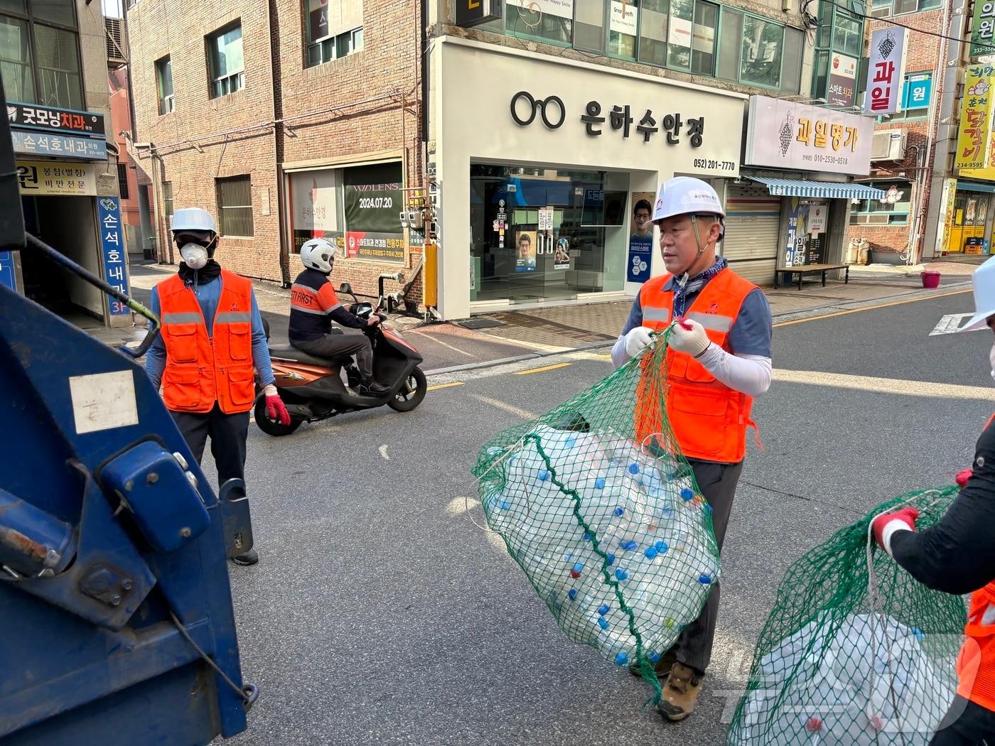 김종훈 동구청장이 9일 전하동 동울산 시장 일원에서 재활용품을 수거하는 현장체험 시간을 가졌다.&#40;동구 제공&#41;