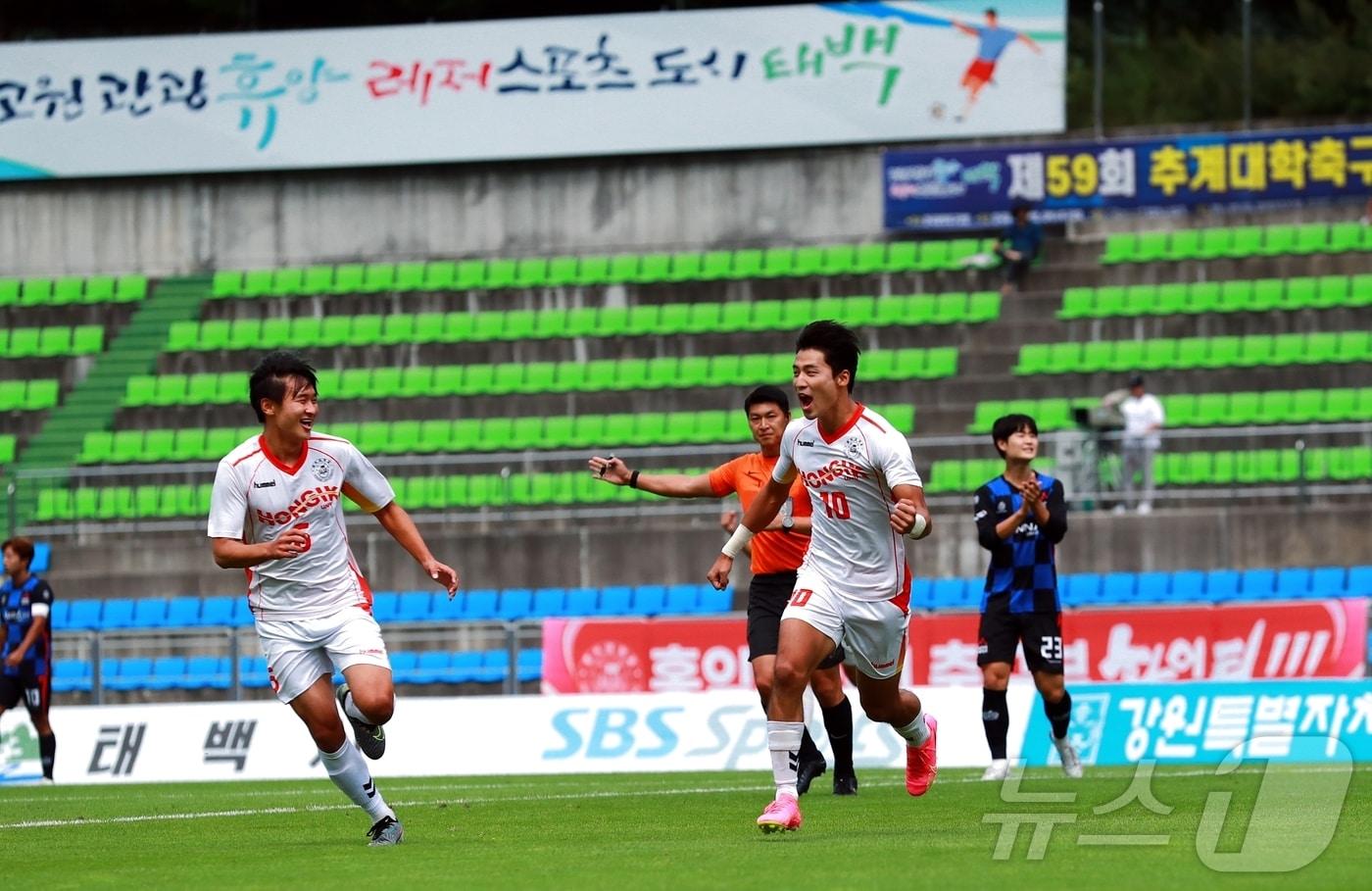 ‘제60회 추계대학축구연맹전’이 9일부터 오는 25일까지 강원 태백에서 열리는 가운데, 9일 개막경기가 펼쳐지고 있다. &#40;태백시 제공&#41; 2024.8.9/뉴스1