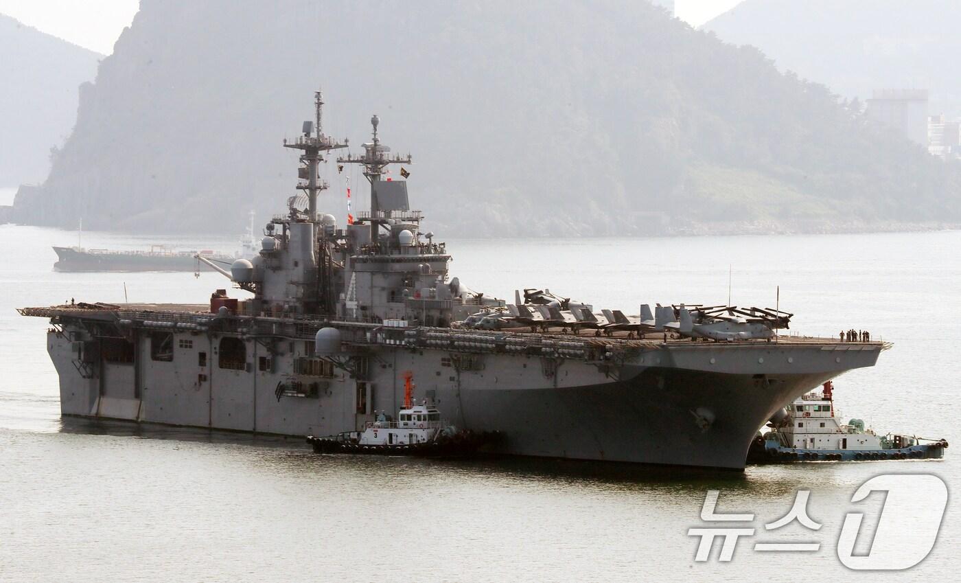 미국 해군의 강습상륙함 &#39;복서함&#39;&#40;USS BOXER, LHD-4&#41;이 9일 오후 부산 남구 해군작전사령부 부산작전기지에 입항하고 있다.  2024.8.9/뉴스1 ⓒ News1 윤일지 기자