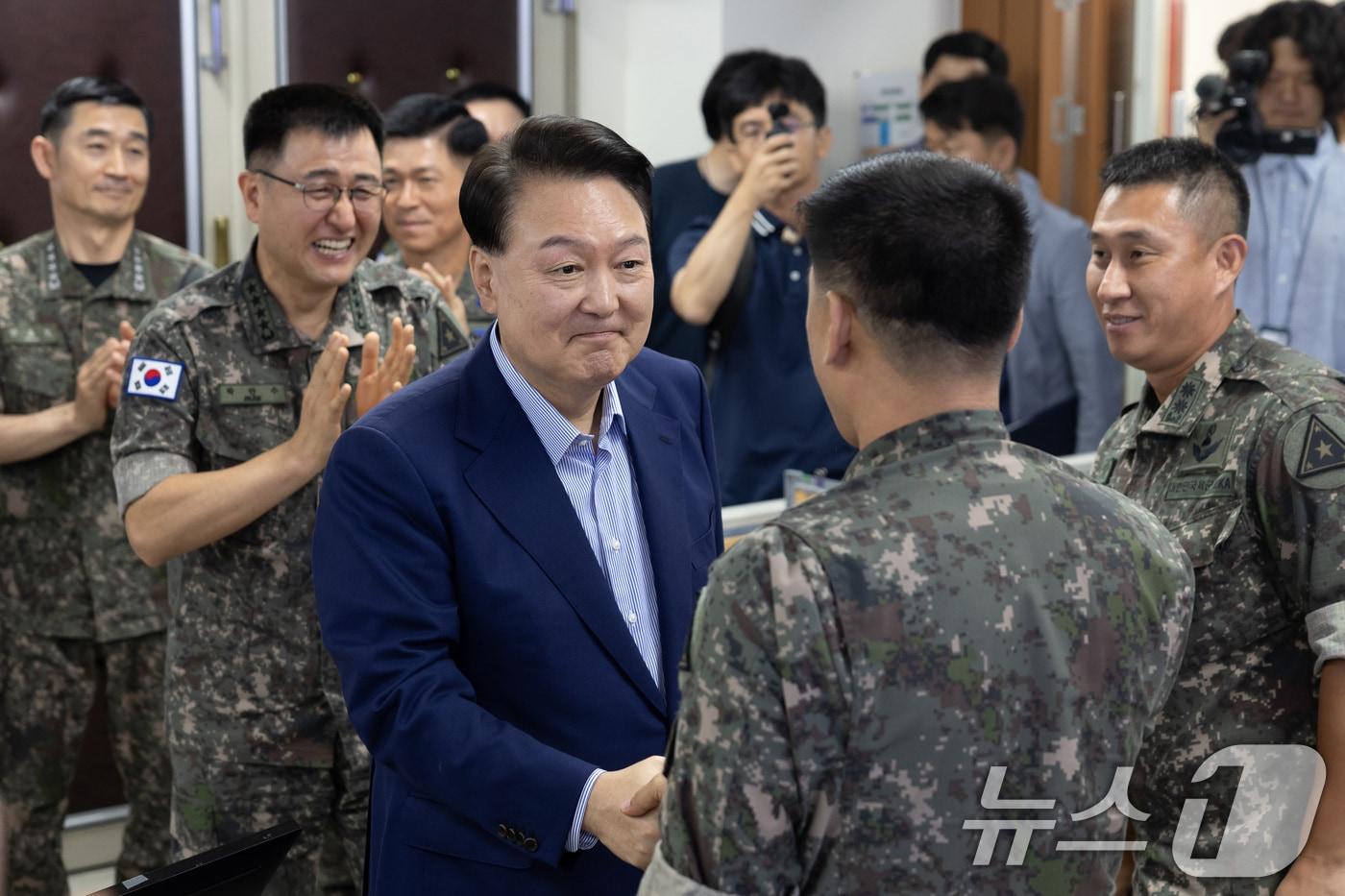 여름휴가 중인 윤석열 대통령이 9일 계룡대 전투통제실을 찾아 장병들을 격려하고 있다. &#40;대통령실 제공&#41; 2024.8.9/뉴스1 ⓒ News1 박지혜 기자