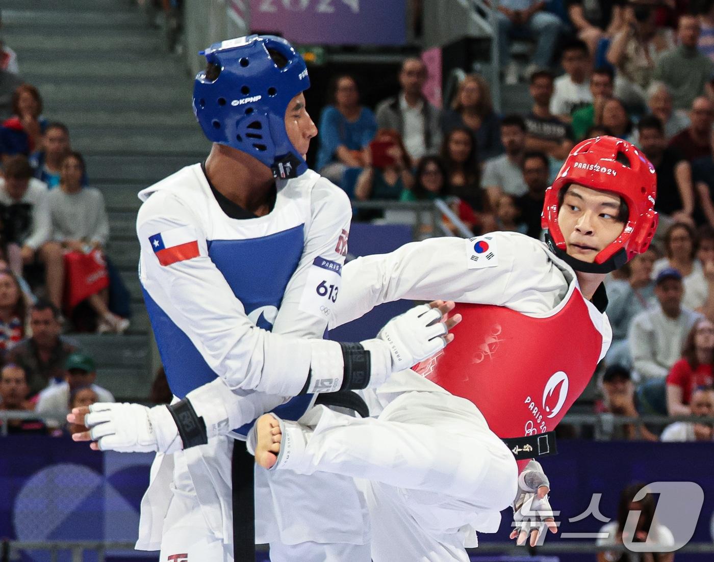 대한민국 태권도 국가대표팀 서건우 선수가 9일 오후&#40;한국시간&#41; 프랑스 파리 그랑 팔레에서 진행된 2024 파리올림픽 태권도 남자 80kg급 16강 경기에서 칠레의 호아킨 추르칠 선수와 자웅을 겨루고 있다. 2024.8.9/뉴스1 ⓒ News1 이동해 기자