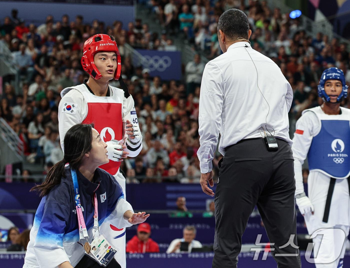 대한민국 태권도 국가대표팀 서건우 선수와 오혜리 코치가 9일 오후&#40;한국시간&#41; 프랑스 파리 그랑 팔레에서 진행된 2024 파리올림픽 태권도 남자 80kg급 16강 칠레의 호아킨 추르칠 선수와의 경기에서 심판진의 비디오 리플레이 결과에 대해 어필하고 있다. 2024.8.9/뉴스1 ⓒ News1 이동해 기자