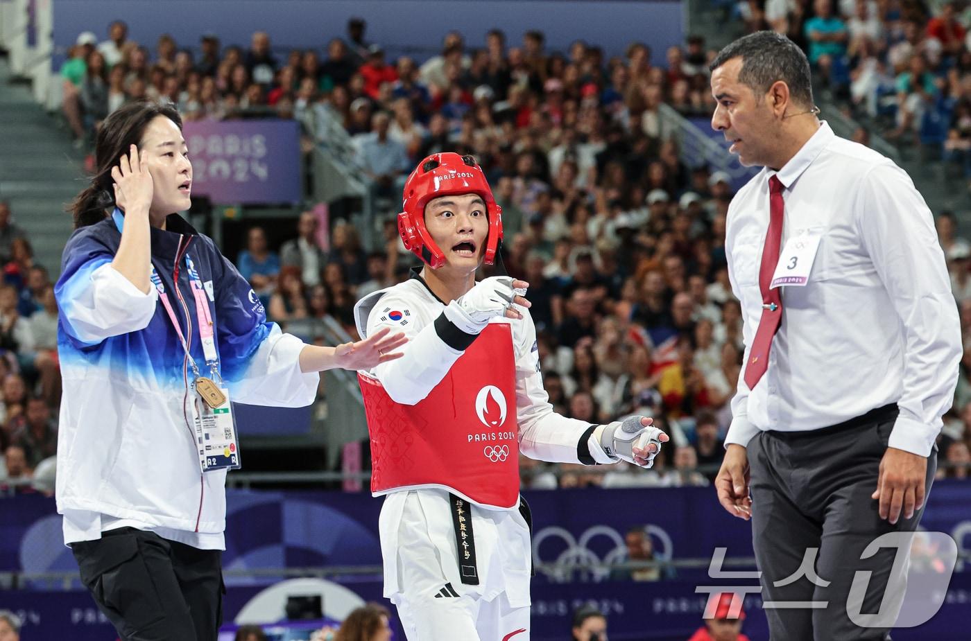 대한민국 태권도 국가대표팀 서건우 선수와 오혜리 코치가 9일 오후&#40;한국시간&#41; 프랑스 파리 그랑 팔레에서 진행된 2024 파리올림픽 태권도 남자 80kg급 16강 칠레의 호아킨 추르칠 선수와의 경기에서 심판진의 비디오 리플레이 결과에 대해 어필하고 있다. 2024.8.9/뉴스1 ⓒ News1 이동해 기자