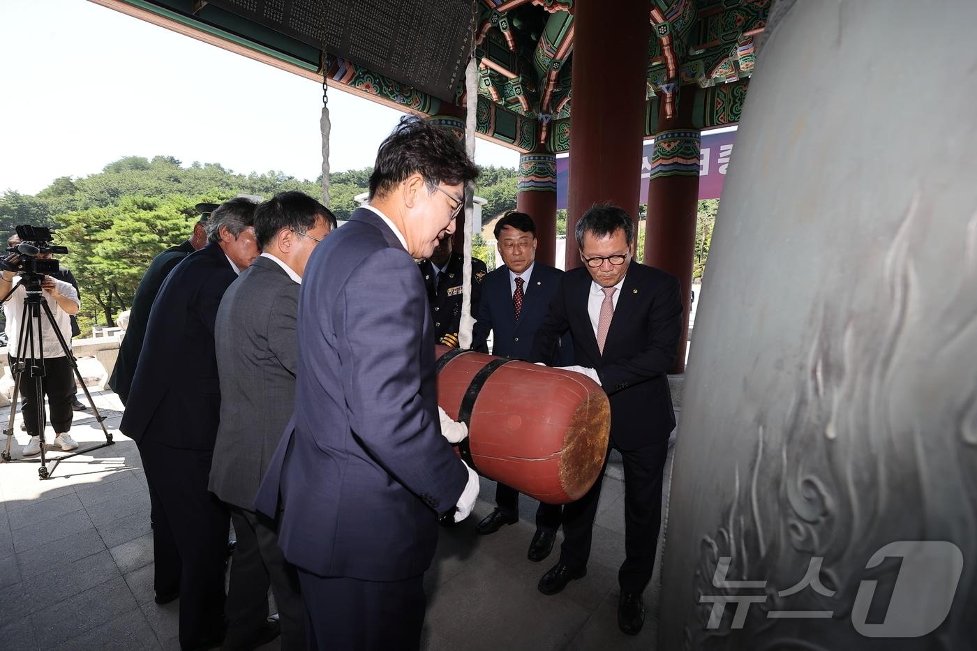 9월의 첫 날이자 &#39;강릉시민의 날&#39;인 1일 강원 강릉시청 임영대종각에서 김홍규 강릉시장, 권성동 국회의원 등 관계자들이 모여 타종식 행사를 진행하고 있다.&#40;강릉시 제공&#41; 2024.9.1/뉴스1 ⓒ News1 윤왕근 기자