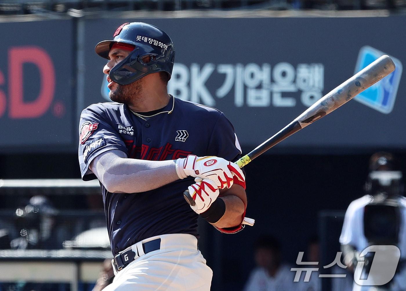 1일 오후 서울 송파구 잠실야구장에서 열린 프로야구 &#39;2024 신한 SOL뱅크 KBO리그&#39; 두산 베어스와 롯데 자이언츠의 경기에서 롯데의 5회초 2사 3루 상황때 레이예스가 1타점 적시타를 치고 있다. 2024.9.1/뉴스1 ⓒ News1 구윤성 기자