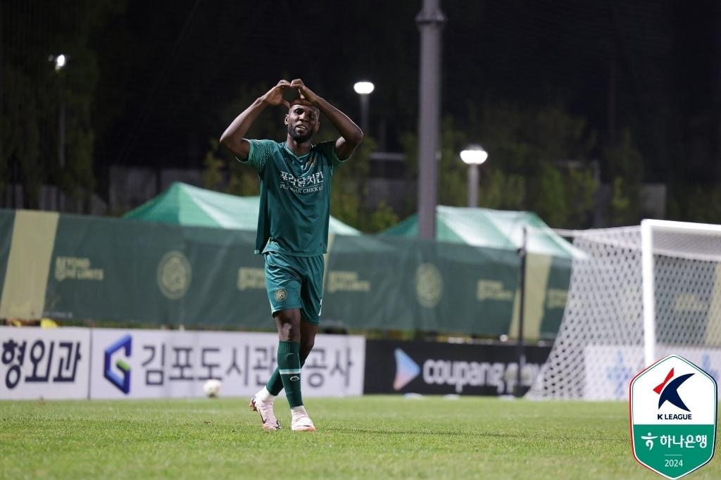 김포FC의 루이스가 1일 경기도 김포솔터축구장에서 열린 하나은행 K리그2 2024 29라운드 전남 드래곤즈와 홈 경기에서 4골을 터뜨렸다. &#40;한국프로축구연맹 제공&#41;