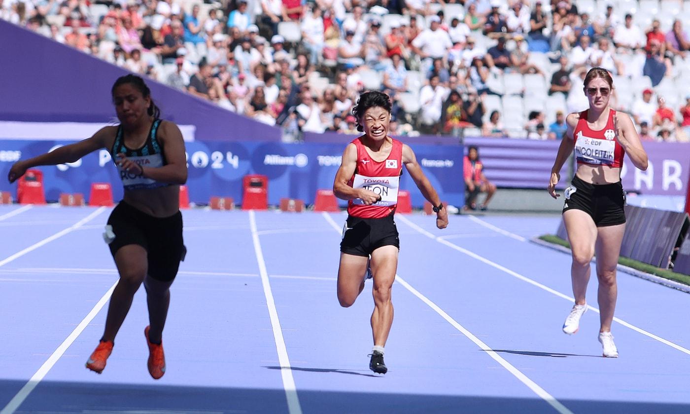 전민재&#40;가운데&#41;가 1일&#40;한국시간&#41; 프랑스 파리 스타드 드 프랑스에서 열린 대회 여자육상 200ｍ&#40;스포츠등급 T36&#41; 결선에서 전력 질주하고 있다. &#40;대한장애인체육회 제공&#41;