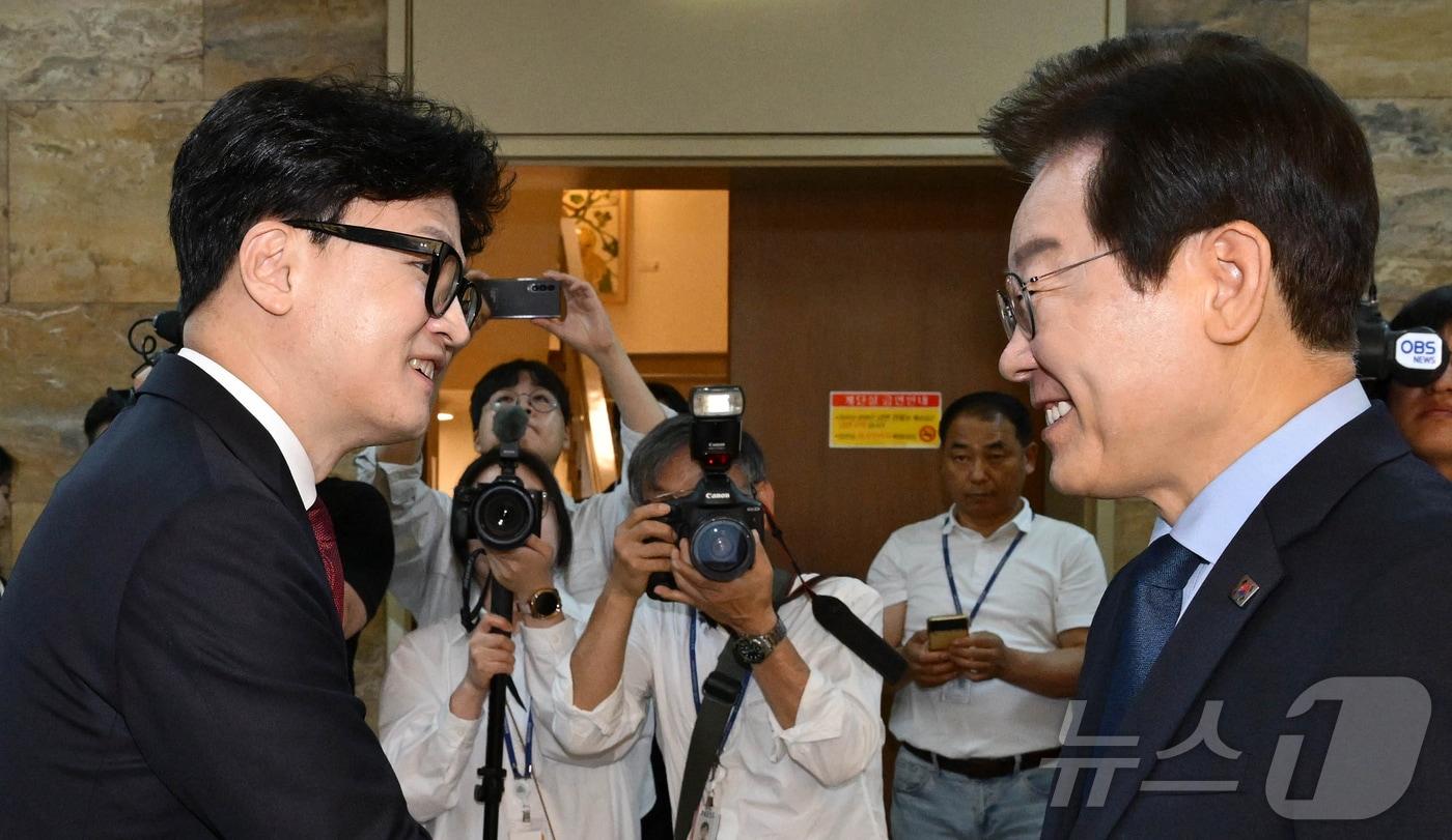 한동훈 국민의힘 대표와 이재명 더불어민주당 대표가 1일 서울 여의도 국회에서 열린 여야 대표 회담에 앞서 악수하고 있다.&#40;공동취재&#41;2024.9.1/뉴스1