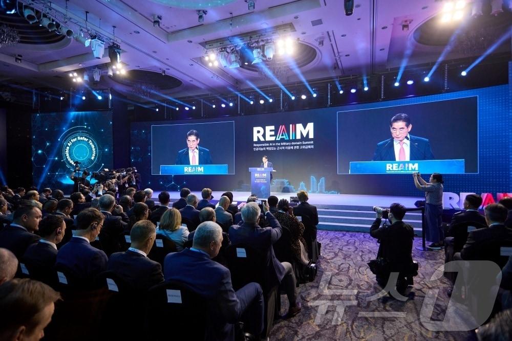 한국항공우주산업&#40;KAI&#41;는 9~10일 서울 롯데호텔에서 열리는 &#39;2024 REAIM Summit&#39;에서 AI 중심 미래 첨단 항공우주 기술을 선보였다고 10일 밝혔다. 