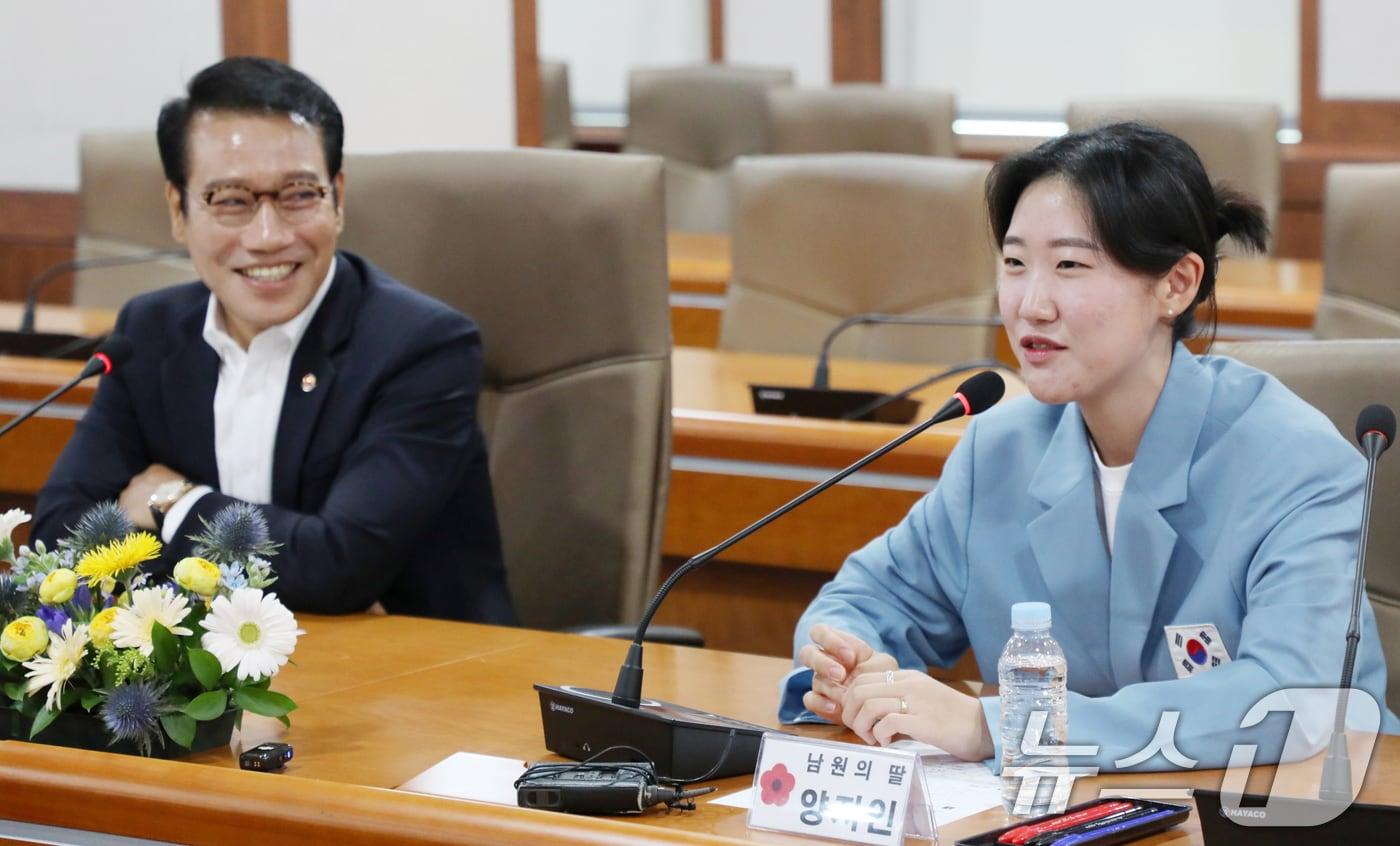 2024 파리올림픽 사격 금메달리스트 양지인 선수가 10일 전북자치도 남원시 남원시청 회의실에서 열린 &#39;남원시 홍보대사 위촉 및 기자 간담회에서 취재진의 질의에 답변을 하고 있다. 2024.9.10/뉴스1 ⓒ News1 유경석 기자