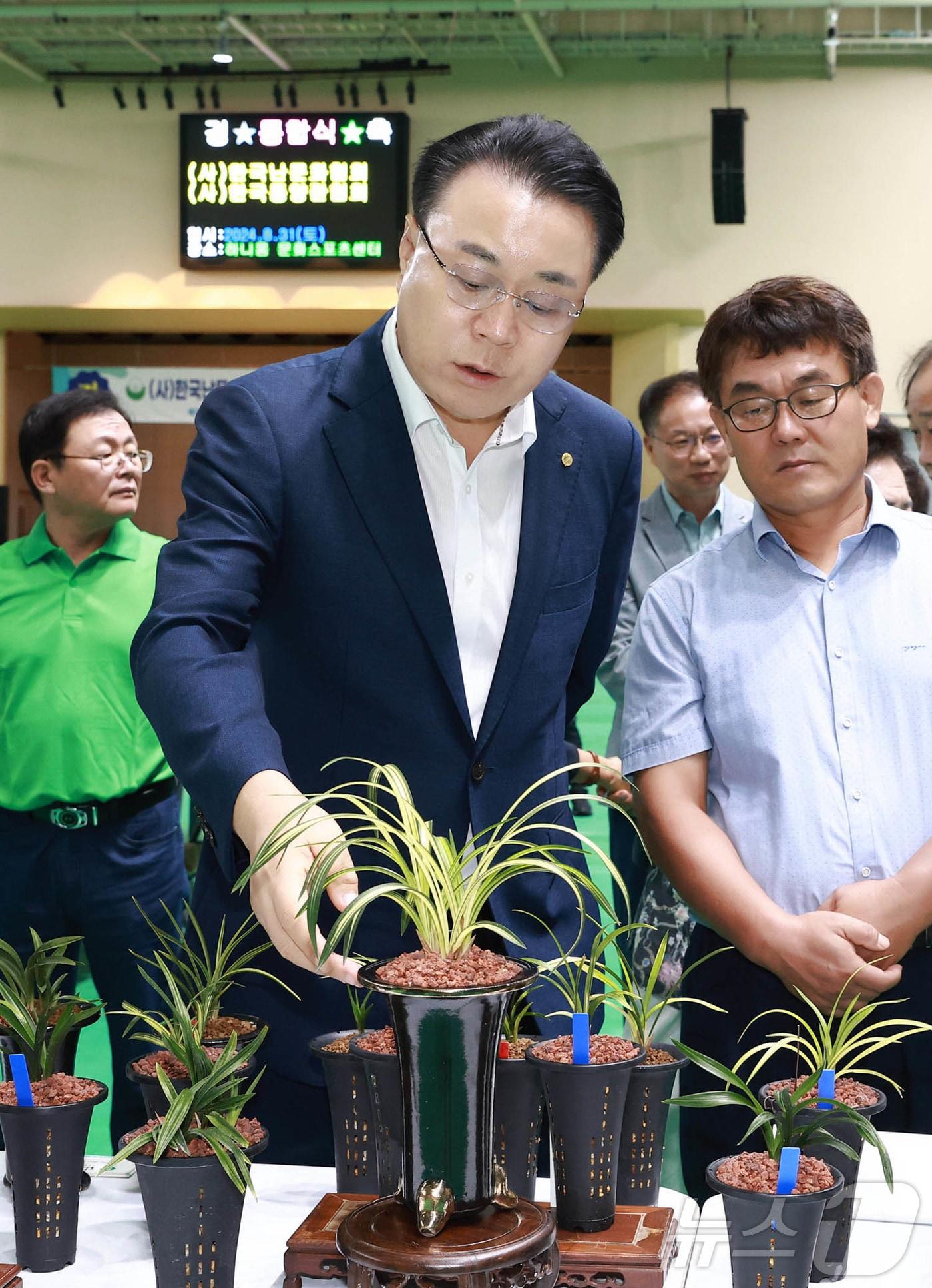 구복규 화순군수&#40;왼쪽 두번째&#41;가 난 명품 박람회 출품작을 살펴보고 있다. ⓒ News1