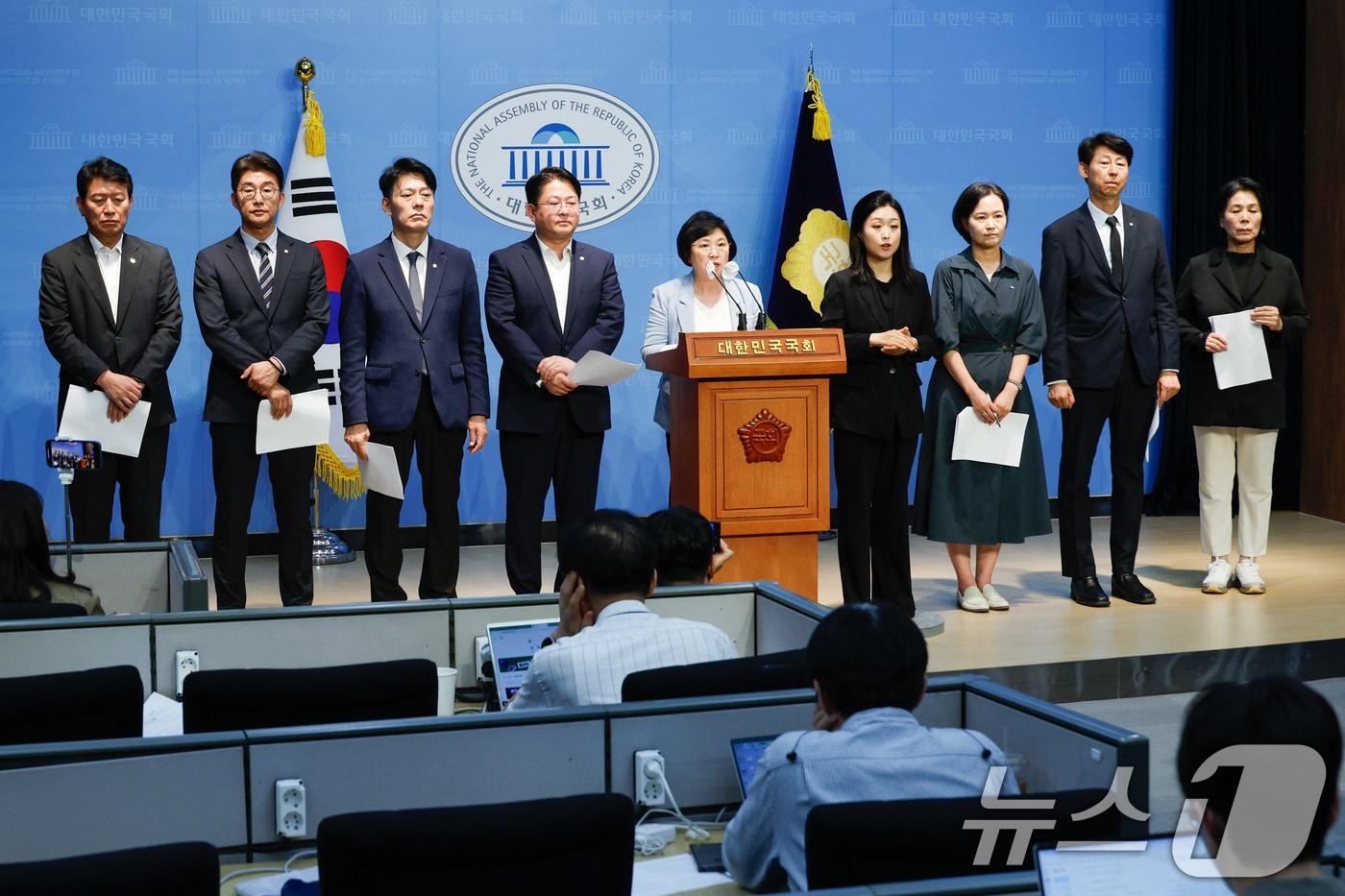 국회 과학기술정보방송통신위원회 더불어민주당, 조국혁신당 의원들이 10일 서울 여의도 국회 소통관에서 류희림 방심위원장의 민원사주 사실을 외부에 알린 공익제보자를 색출하기 위한 경찰의 압수수색을 규탄하며 긴급 기자회견을 하고 있다. 2024.9.10/뉴스1 ⓒ News1 안은나 기자