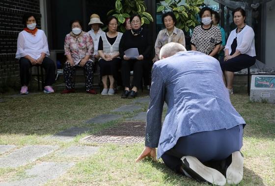 김형미 오월어머니집 관장 앞 무릎꿇은 5·18회원