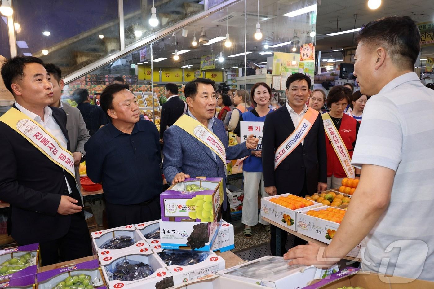 나동연 양산시장이 지난 9일 양산 덕계종합상설시장을 찾아 물가안정 캠페인을 하고 있다. &#40;양산시 제공&#41;