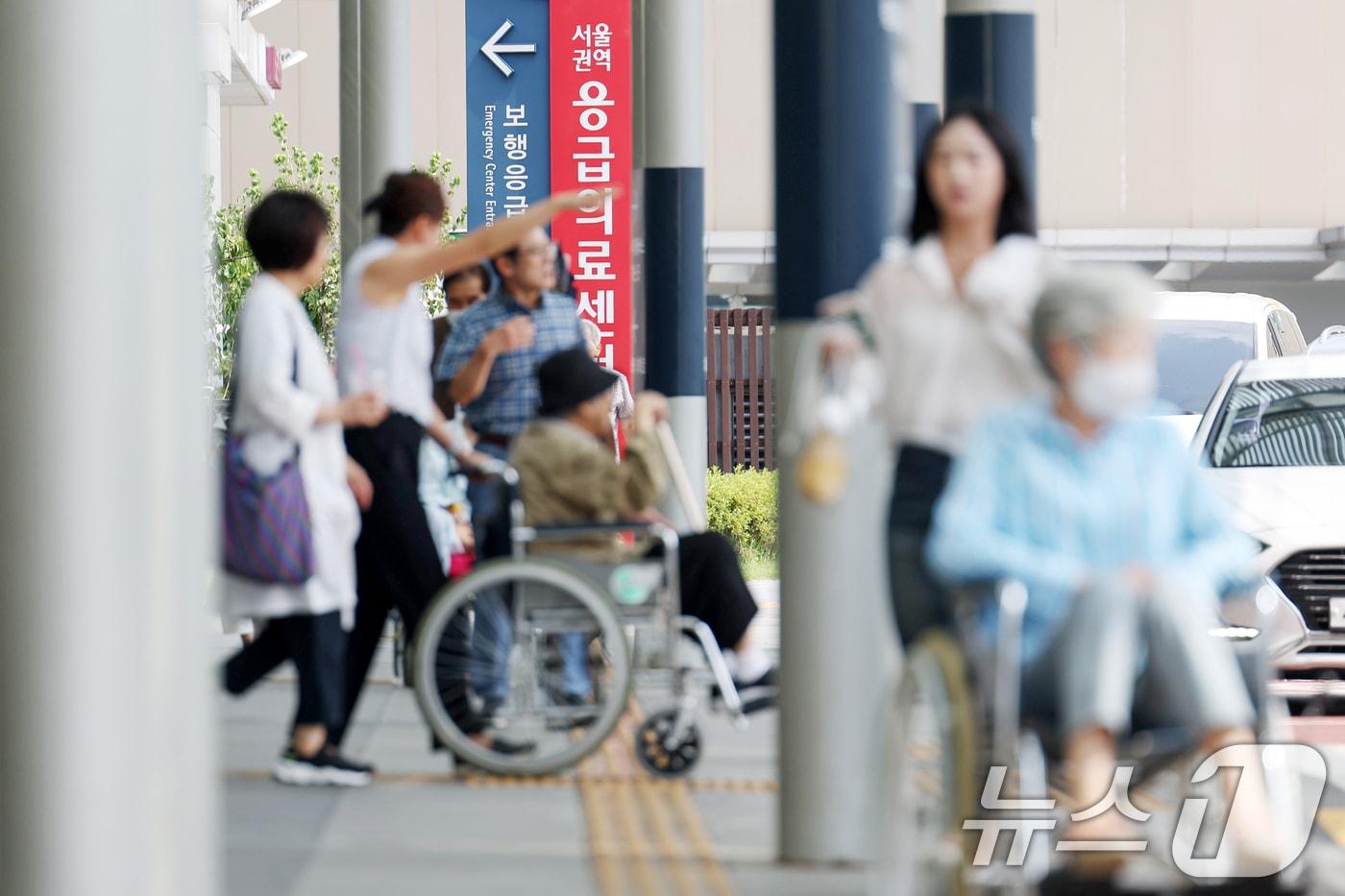 의정갈등 장기화로 추석 연휴 기간 동안 응급의료 공백에 대한 불안이 고조되고 있는 10일 서울의 한 대학병원 앞으로 환자와 보호자들이 오가고 있다. 2024.9.10/뉴스1 ⓒ News1 민경석 기자