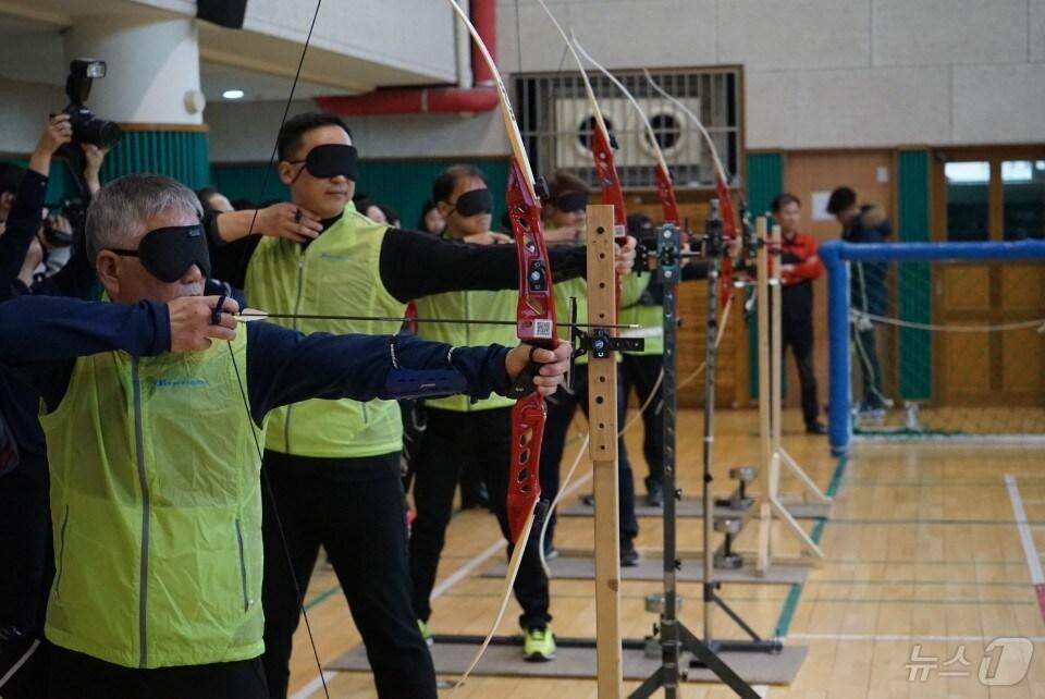 시각장애인들이 특수 조준대를 기준으로 활을 조준하고 있다.&#40;부산장애인스포츠문화협회 제공&#41;