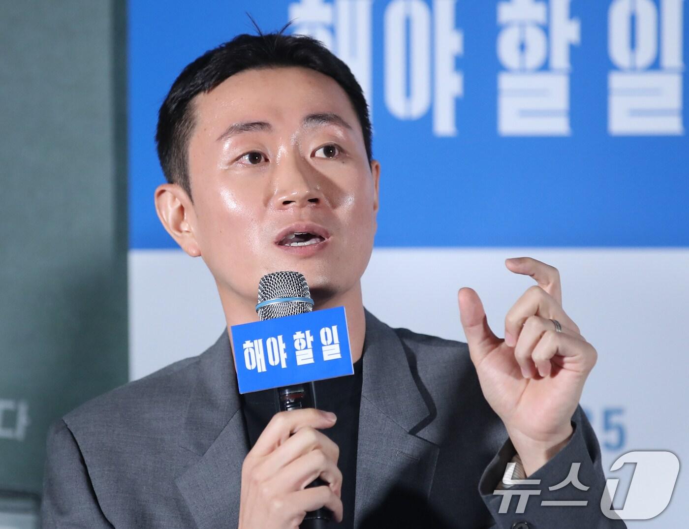 박홍준 감독이 10일 오후 서울 용산CGV에서 열린 영화 &#39;해야 할 일&#39; 언론시사회에 참석해 인사말을 하고 있다. &#39;해야 할 일&#39;은 해고를 당하는 시선이 아닌, 해고를 통지하는 또 다른 직장인의 시선에서 전개되어 새로운 갈등 구조와 신선함을 보여준다. 2024.9.10/뉴스1 ⓒ News1 권현진 기자