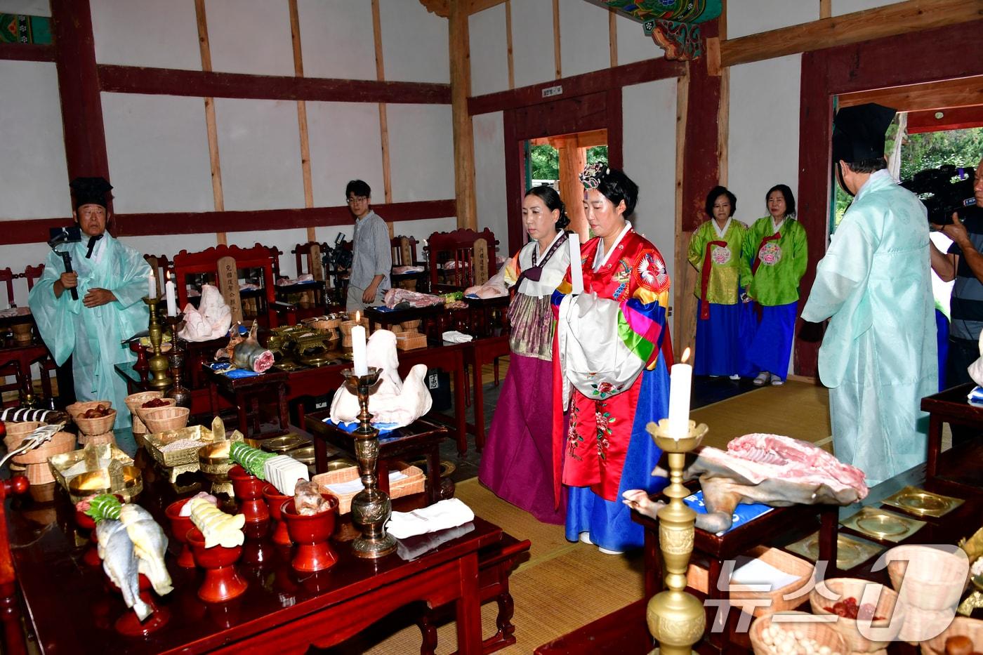 신수정 광주시의회 의장이 10일 광주향교 추기석전대제에서 첫 여성 초헌관을 맡아 전통 혼례복을 입고 제례를 지내고 있다.&#40;광주시의회 제공&#41;2024.9.10/뉴스1 