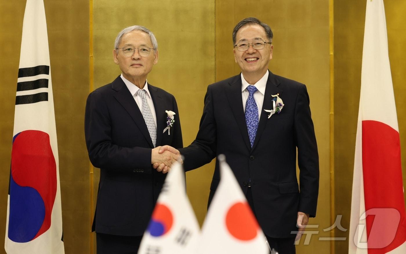 유인촌 문화체육관광부 장관이 10일 한중일 관광장관회의 참석을 위해 일본 고베를 방문해 호텔 오쿠라 고베에서 사이토 테츠오 일본 국토교통대신과 한-일 양자회의에 앞서 기념촬영을 하고 있다. &#40;문화체육관광부 제공&#41; 2024.9.10/뉴스1 ⓒ News1 김일창 기자