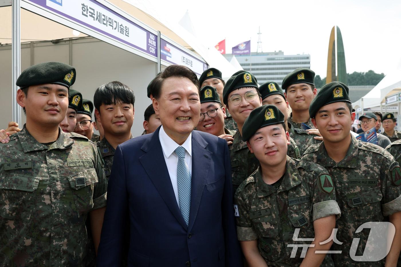 윤석열 대통령이 10일 서울 용산구 전쟁기념관 평화의광장에서 열린 &#39;2024 제대군인 취·창업 박람회&#39;를 깜짝 방문해 장병들과 기념 촬영을 하고 있다. &#40;대통령실 제공&#41; 2024.9.10/뉴스1 ⓒ News1 박지혜 기자