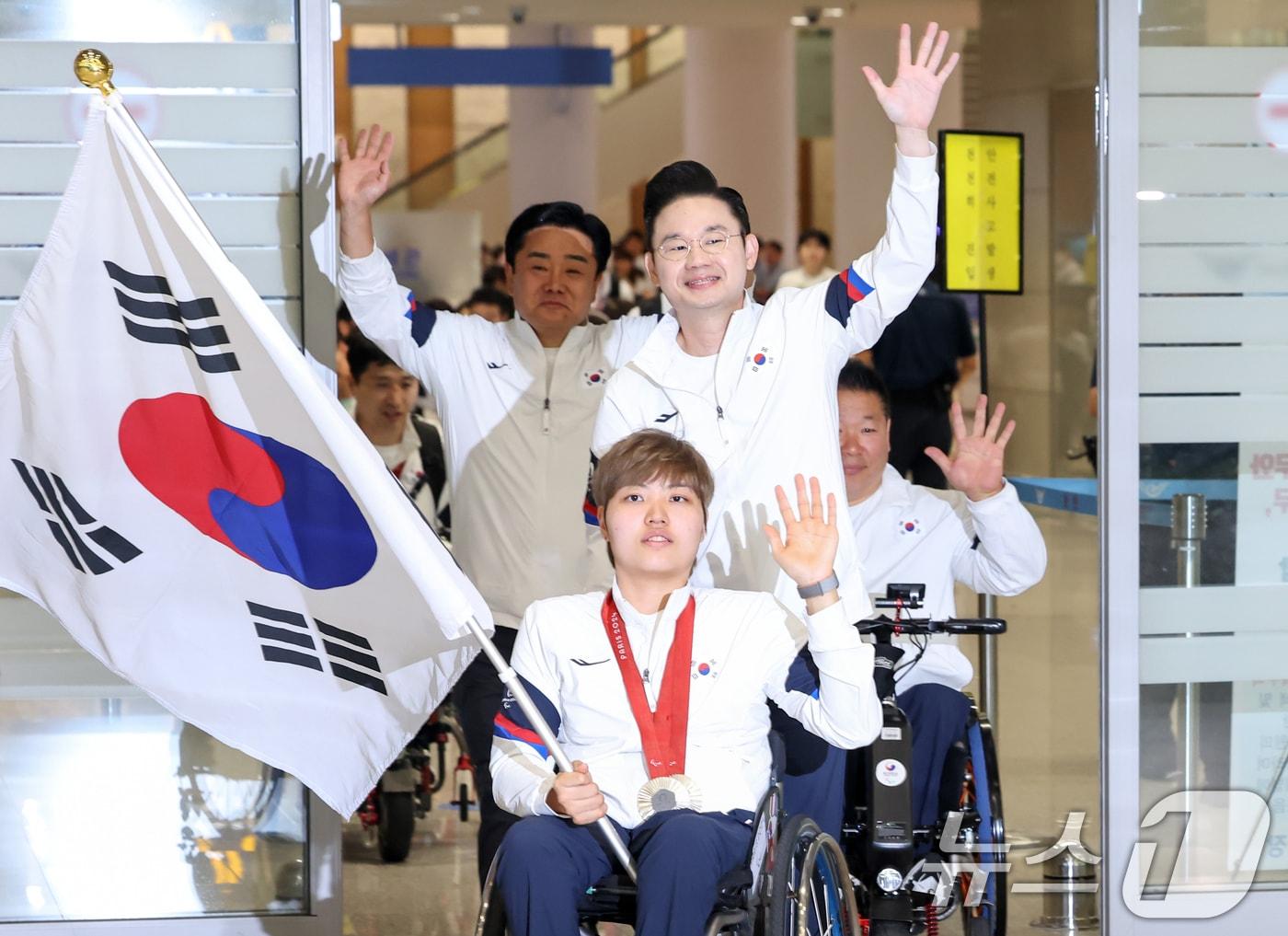 2024 파리 패럴림픽 대한민국 선수단이 10일 오후 인천공항을 통해 귀국하고 있다. 우리나라는 이번 대회에서 금메달 6개, 은메달 10개, 동메달 14개로 종합 22위에 올랐다. 2024.9.10/뉴스1 ⓒ News1 민경석 기자