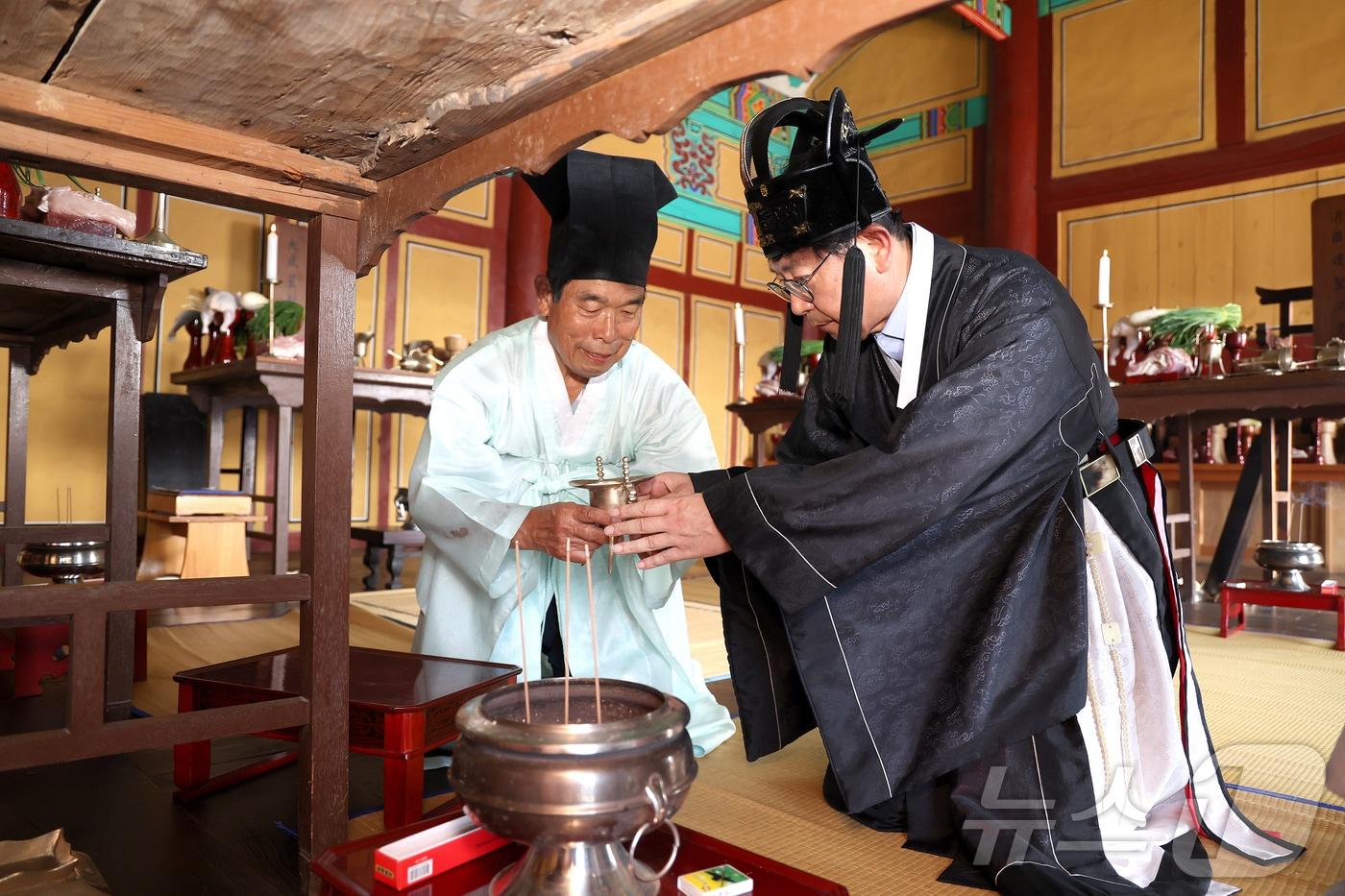 10일 김해향교 대성전에서 봉행된 문묘추계석전에서 초헌관을 맡은 홍태용 김해시장&#40;오른쪽&#41;이 초헌례를 올리고 있다.&#40;김해시 제공&#41;