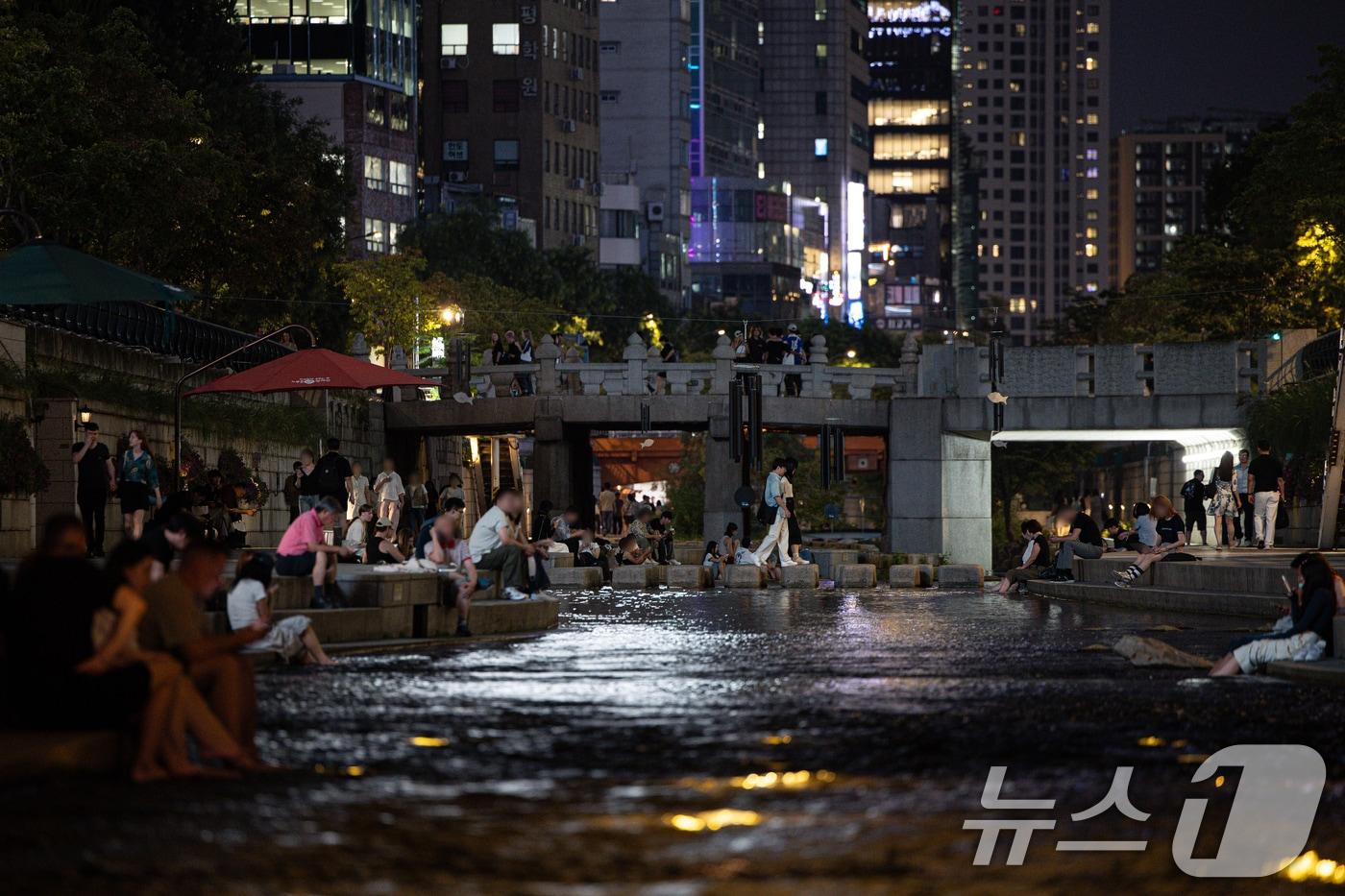 서울에 사상 첫 9월 폭염 경보가 발령된 10일 오후 서울 중구 청계천을 찾은 시민들이 더위를 식히고 있다. /뉴스1 ⓒ News1 이재명 기자