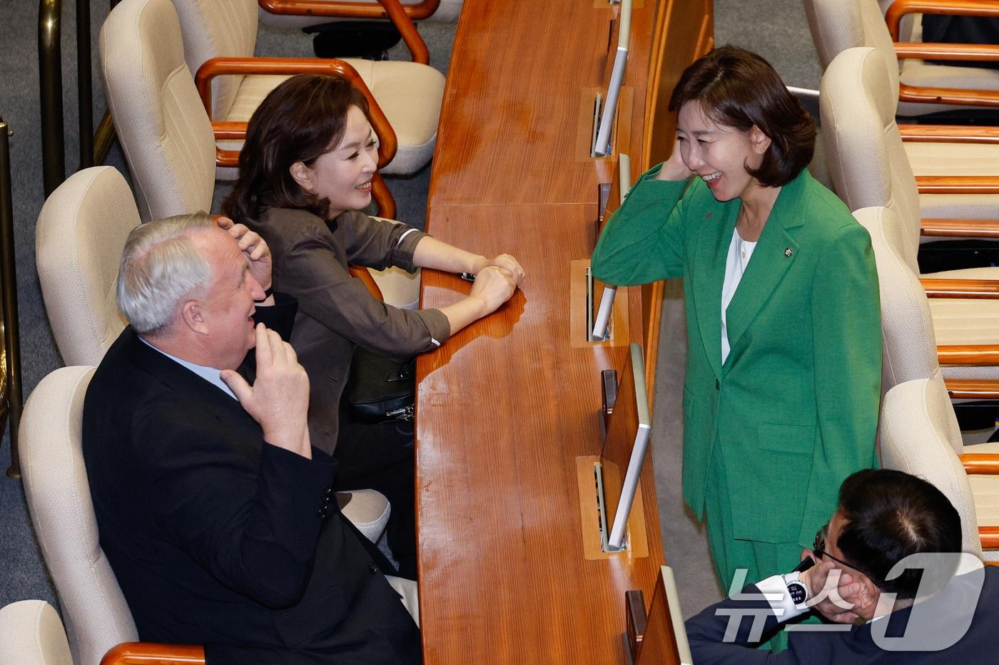 나경원 국민의힘 의원이 10일 오후 서울 여의도 국회 본회의장에서 외교·통일·안보 분야 대정부질문 중인 가운데 김민전, 인요한 최고위원과 대화하고 있다. 2024.9.10/뉴스1 ⓒ News1 안은나 기자