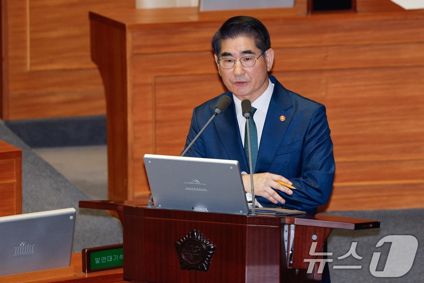 김용현 국방부 장관이 10일 밤 서울 여의도 국회 본회의장에서 강선영 국민의힘 의원의 외교·통일·안보 분야 대정부질문에 답하고 있다. 2024.9.10/뉴스1 ⓒ News1 안은나 기자