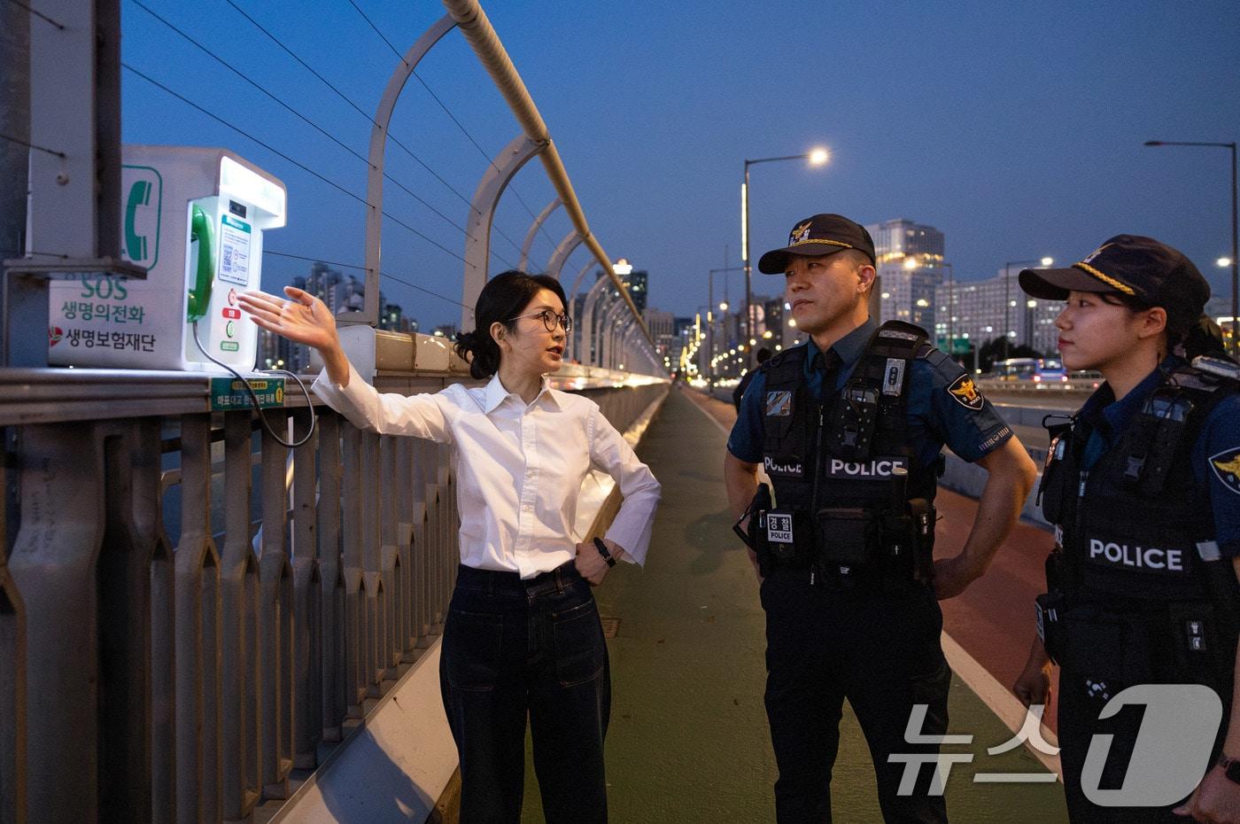 김건희 여사가 지난 10일 ‘세계 자살 예방의 날’을 맞아 서울 마포대교에서 생명의 전화에 대한 설명을 청취하고 있다. &#40;대통령실 제공&#41; 2024.9.10/뉴스1 ⓒ News1 박지혜 기자