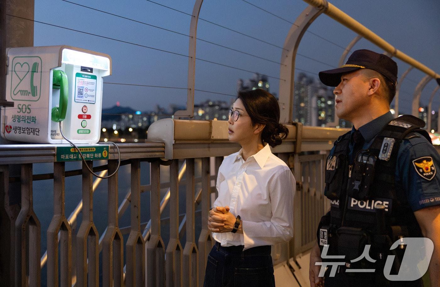 김건희 여사가 지난달 10일 ‘세계 자살 예방의 날’을 맞아 서울 마포대교에서 생명의 전화에 대한 설명을 청취하고 있다. &#40;대통령실 제공&#41;/뉴스1 ⓒ News1 박지혜 기자