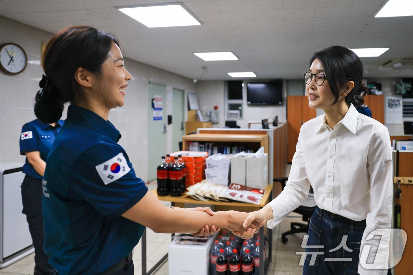 김건희 여사가 10일 ‘세계 자살 예방의 날’을 맞아 서울 용강지구대에서 근무자를 격려하고 있다. &#40;대통령실 제공&#41; 2024.9.10/뉴스1 ⓒ News1 박지혜 기자