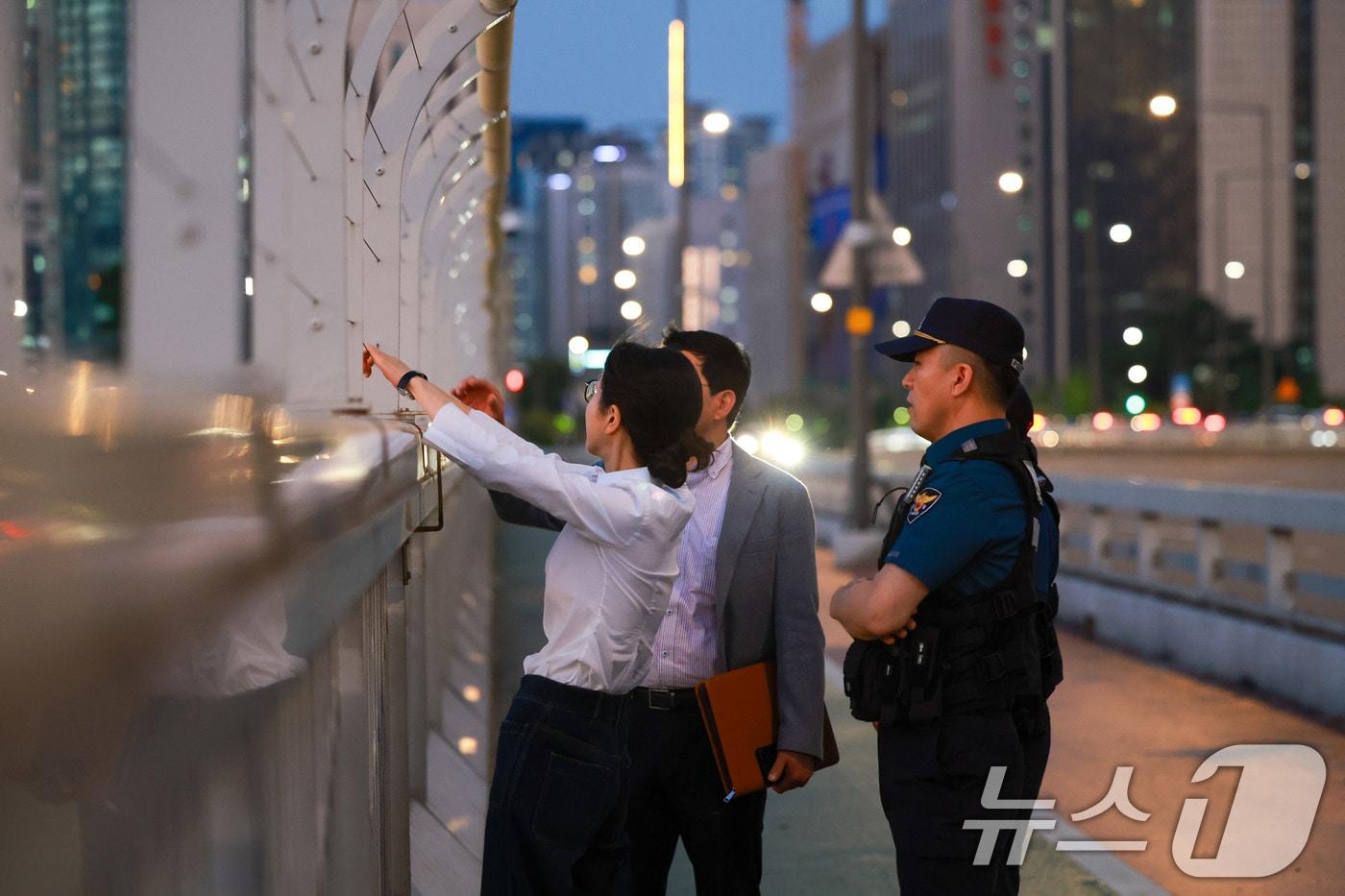 김건희 여사가 10일 ‘세계 자살 예방의 날’을 맞아 서울 마포대교에서 도보 순찰하며 용강지구대 근무자와 대화를 나누고 있다. &#40;대통령실 제공&#41; 2024.9.10/뉴스1 ⓒ News1 박지혜 기자