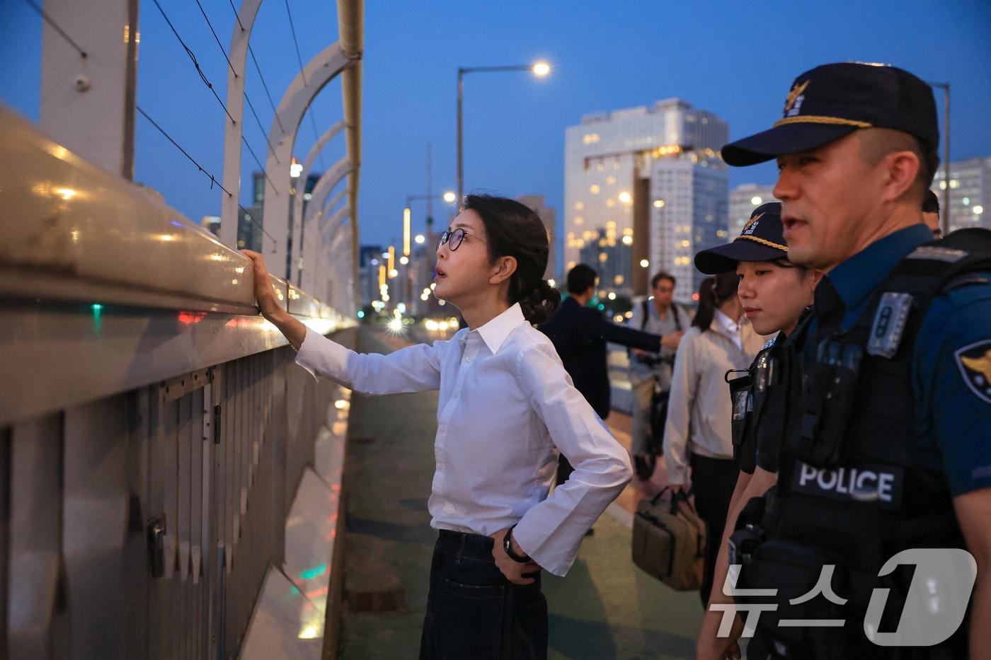 김건희 여사가 10일 ‘세계 자살 예방의 날’을 맞아 서울 마포대교에서 난간의 와이어를 살펴보고 있다. &#40;대통령실 제공&#41; 2024.9.10/뉴스1 ⓒ News1 박지혜 기자