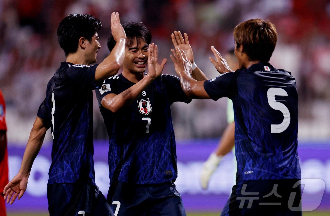 바레인 원정에서 대승을 거둔 일본 축구대표팀.  ⓒ 로이터=뉴스1