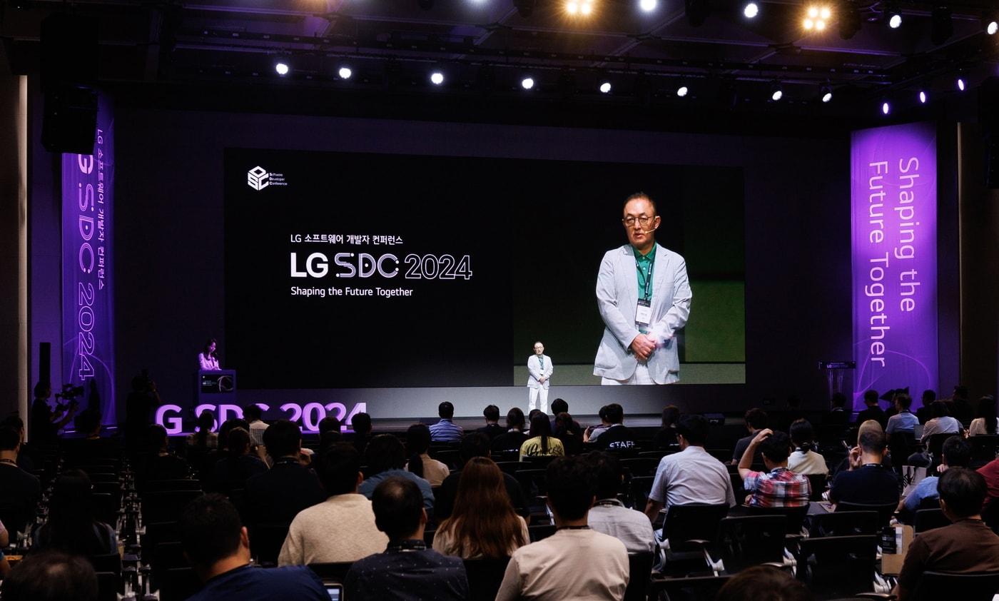 LG전자 CTO부문 박인성 SW센터장&#40;전무&#41;이 9일 서울 강서구 LG사이언스파크에서 열린 &#39;LG 소프트웨어 개발자 콘퍼런스 2024&#40;LG SDC 2024&#41;&#39;에서 환영사를 하고 있다&#40;LG전자 제공&#41;. ⓒ 뉴스1