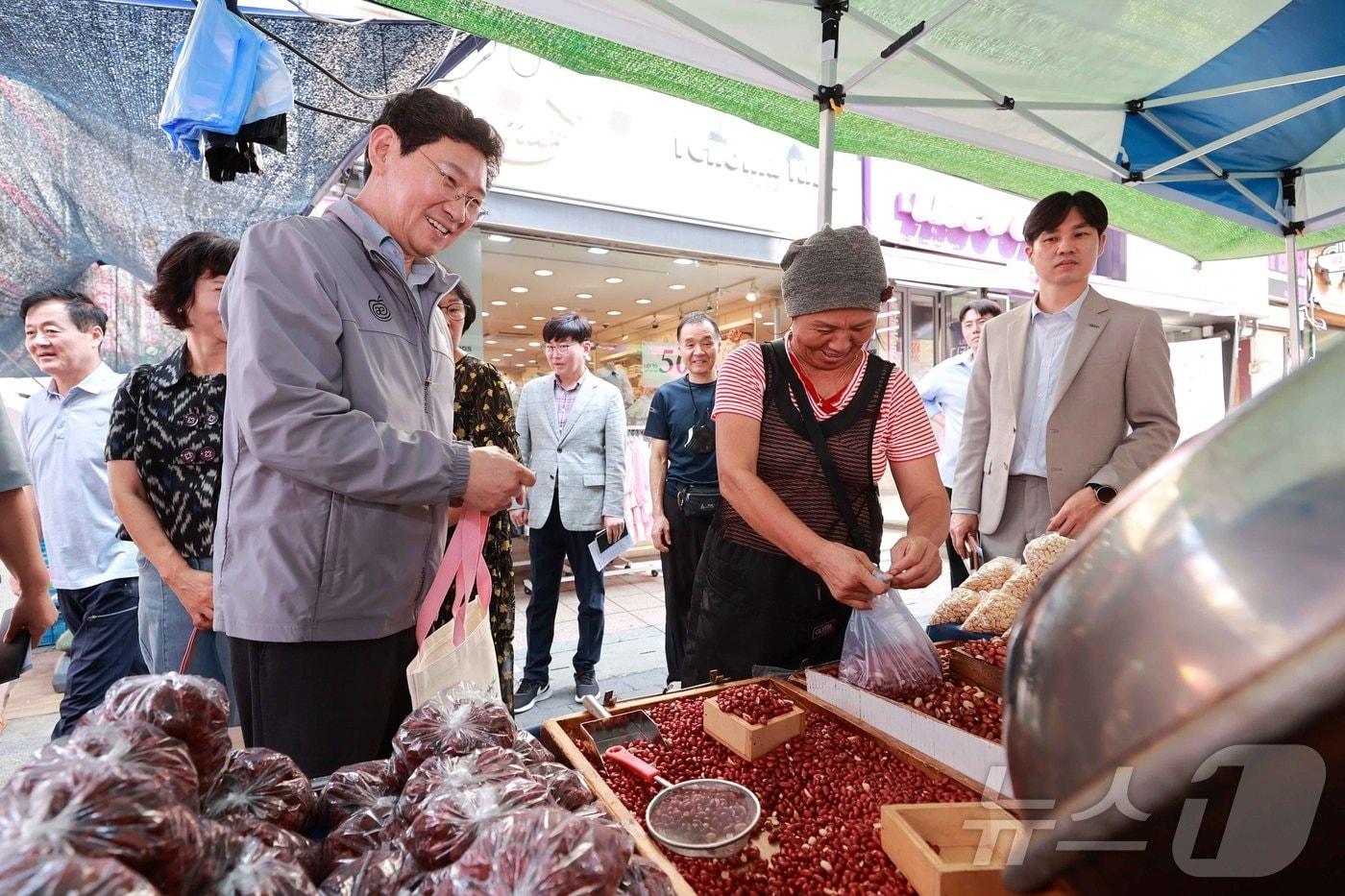 이상일 시장이 10일 용인중앙시장에서 장을 보고 있다.&#40;용인시 제공&#41;