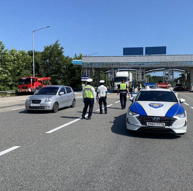 한국도로공사가 톨게이트에서 경찰청 등과 체납차량 단속을 실시하고 있다. /한국도로공사 제공