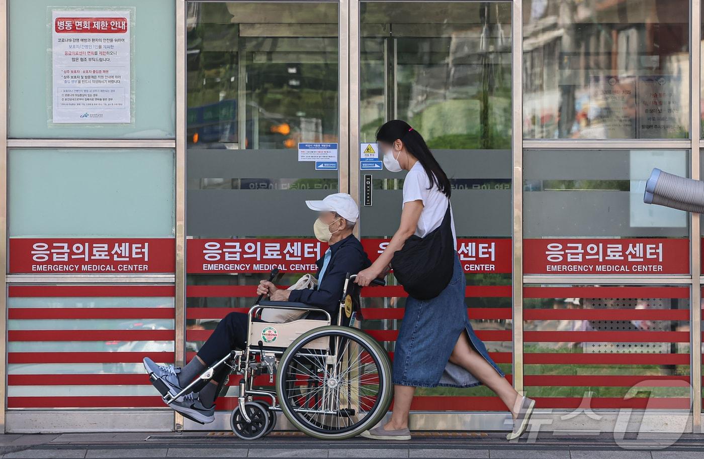 11일 서울 시내 한 대형병원에서 환자와 보호자가 응급실 앞을 지나가고 있다. 2024.9.11/뉴스1 ⓒ News1 김도우 기자