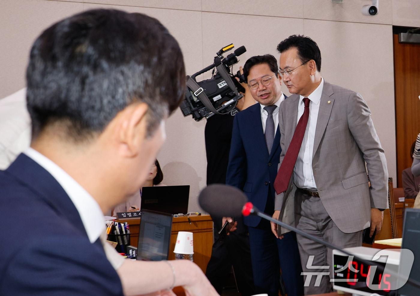 국회 법제사법위원회 유상범 국민의힘, 김승원 더불어민주당 간사가 11일 오전 서울 여의도 국회에서 열린 법사위 제418회국회&#40;정기회&#41; 제5차 전체회의에서 대화하고 있다. 왼쪽은 정청래 위원장. 2024.9.11/뉴스1 ⓒ News1 안은나 기자