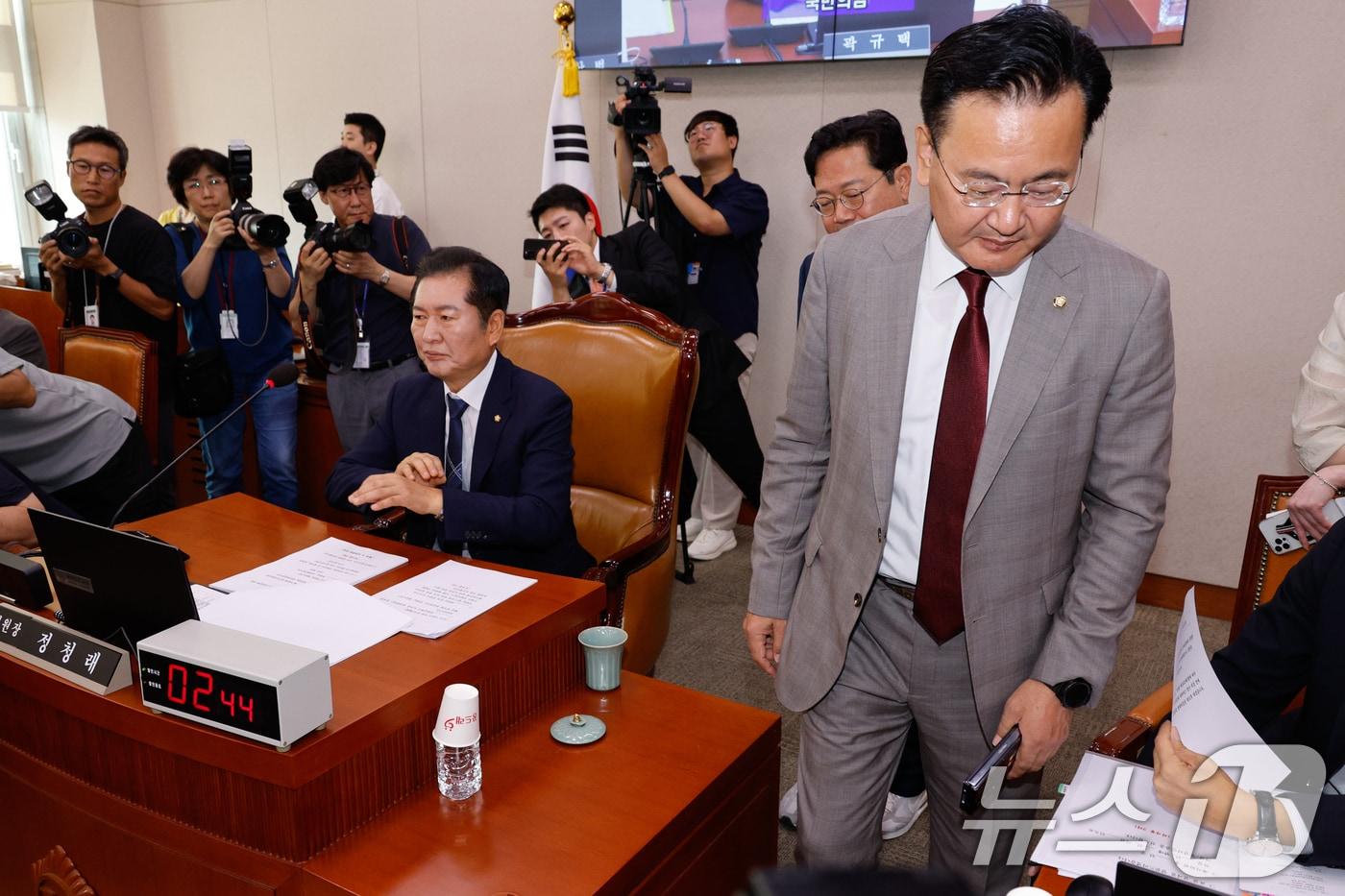 국회 법제사법위원회 유상범 국민의힘, 김승원 더불어민주당 간사가 11일 오전 서울 여의도 국회에서 열린 법사위 제418회국회&#40;정기회&#41; 제5차 전체회의에서 정청래 위원장에게 여야 입장을 전달한 뒤 자리로 향하고 있다. 2024.9.11/뉴스1 ⓒ News1 안은나 기자