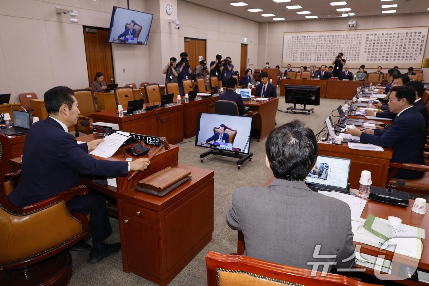 정청래 국회 법제사법위원회 위원장이 11일 오전 서울 여의도 국회에서 열린 법사위 제418회국회&#40;정기회&#41; 제5차 전체회의에서 국민의힘 의원들이 퇴장한 가운데 김건희 특검법 통과를 알리고 있다. 2024.9.11/뉴스1 ⓒ News1 안은나 기자