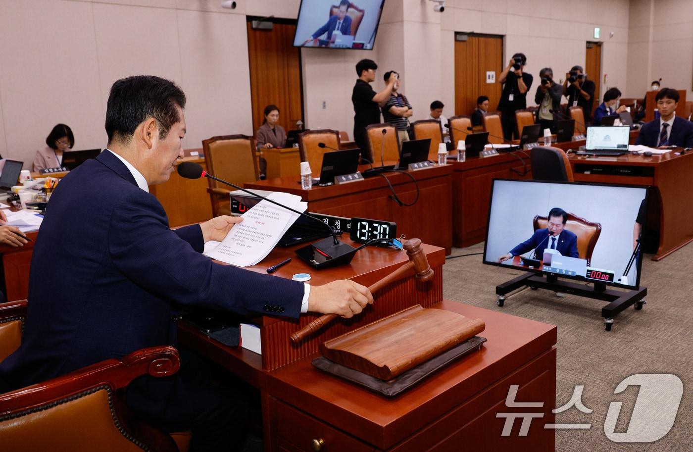 정청래 국회 법제사법위원회 위원장이 11일 오후 서울 여의도 국회에서 열린 법사위 제418회국회&#40;정기회&#41; 제5차 전체회의에서 국민의힘 의원들 퇴장 속에 의사봉을 두드리고 있다. 2024.9.11/뉴스1 ⓒ News1 안은나 기자