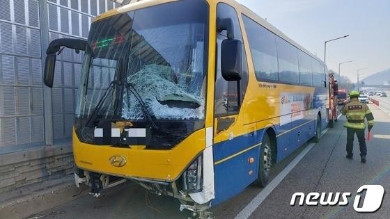 지난해 3월 19일 오전 충북 청주 서원구 경부고속도로 상행선 남청주 IC인근에서 고속버스가 승용차를 들이받아 1명이 숨지고 3명이 다쳤다. &#40;충북소방본부 제공&#41;/뉴스1 