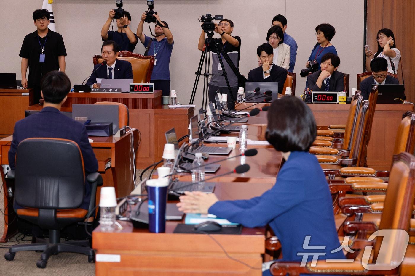 정청래 국회 법제사법위원회 위원장이 11일 오후 서울 여의도 국회에서 열린 법사위 제418회국회&#40;정기회&#41; 제5차 전체회의에서 국민의힘 의원들 퇴장 속에 발언하고 있다. 법사위는 이날 김건희 특검법, 채해병 특검법, 지역화폐법 개정안을 야당 단독 처리했다. 2024.9.11/뉴스1 ⓒ News1 안은나 기자