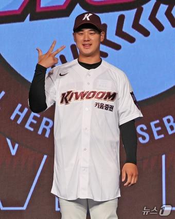 11일 오후 서울 송파구 롯데호텔 월드에서 열린 ‘2025 KBO 신인 드래프트’에서 키움 1라운드 1순위로 지명된 정현우&#40;덕수고&#41;가 포즈를 취하고 있다. 2024.9.11/뉴스1 ⓒ News1 장수영 기자