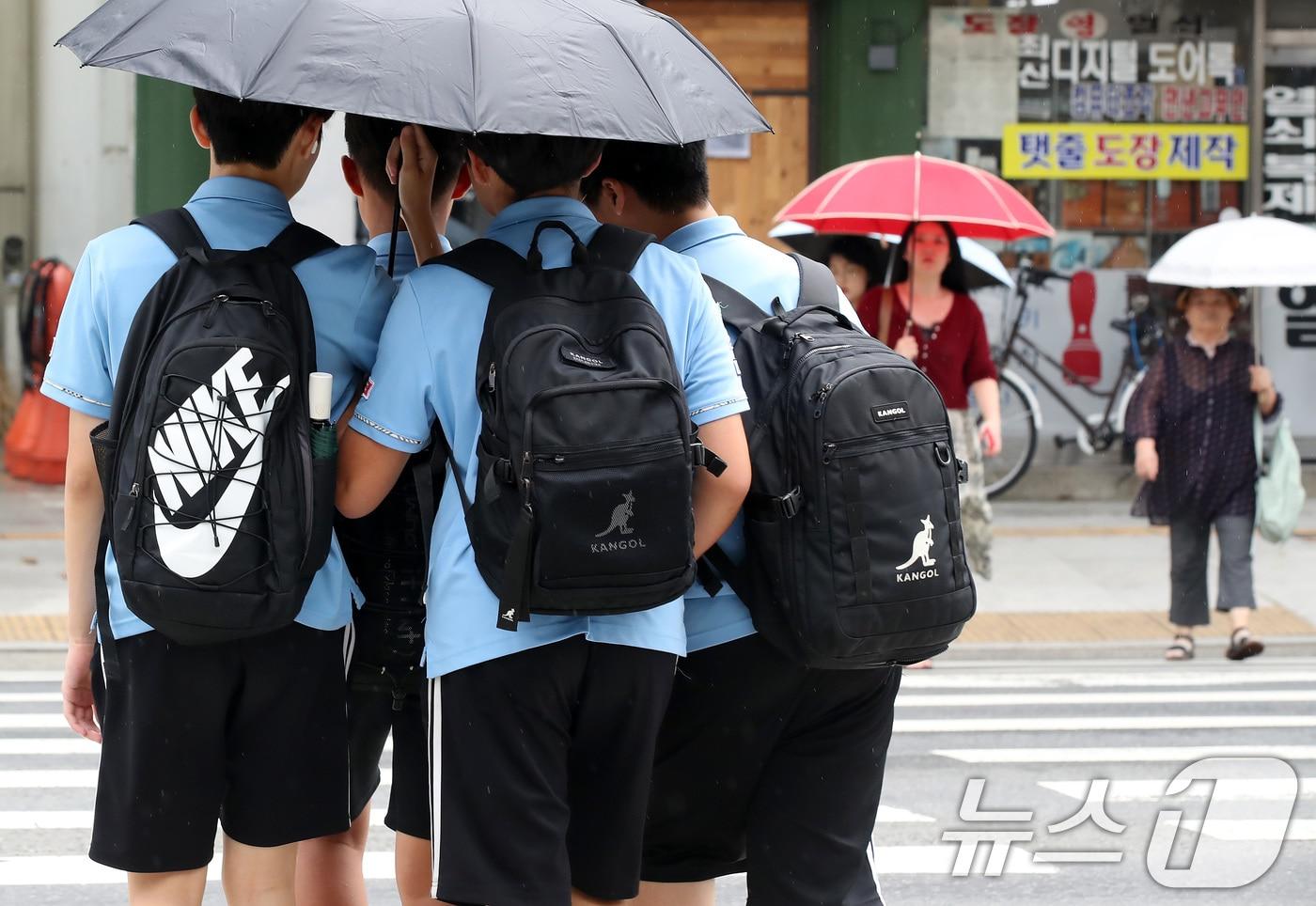 늦더위가 이어진 지난 11일 오후 대구에 비가 내리자 하굣길 학생들이 우산 하나로 비를 피하며 횡단보도를 건너고 있다. 2024.9.11/뉴스1 ⓒ News1 공정식 기자