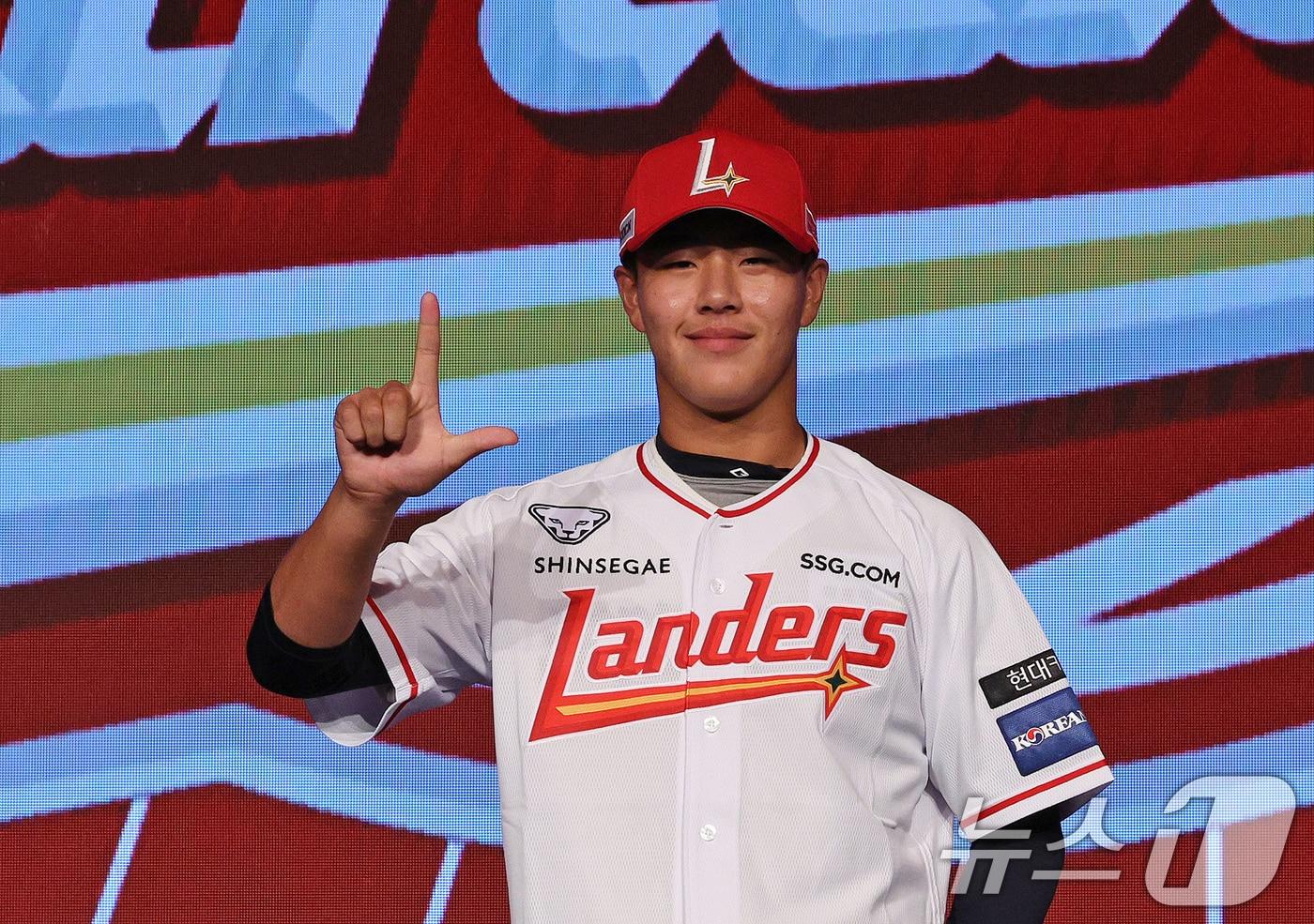 11일 오후 서울 송파구 롯데호텔 월드에서 열린 ‘2025 KBO 신인 드래프트’에서 SSG 1라운드 8순위로 지명된 이율예&#40;강릉고&#41;가 포즈를 취하고 있다. 2024.9.11/뉴스1 ⓒ News1 장수영 기자